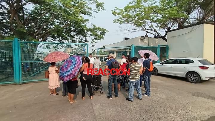 Habitantes de Villa Ocuiltzapotlán protestan en oficinas de CFE en Prados de Villahermosa.