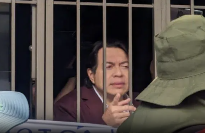 La CNTE bloquea sede de Morena y encierran a Mario Delgado. 