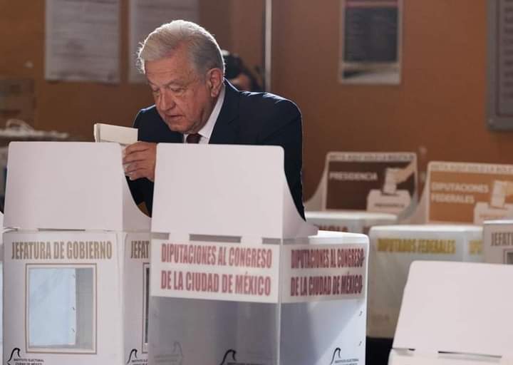 AMLO emite su derecho al voto en la CDMX.