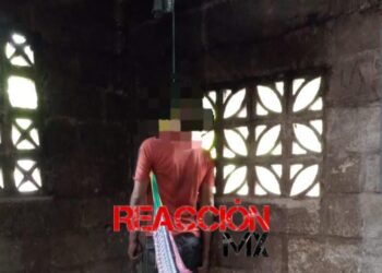 Después de ser obligado a caminar sin ropa por toda la comunidad, decide escapar por la puerta falsa en la Arena 1a. sección de Comalcalco.