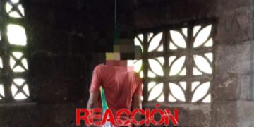 Después de ser obligado a caminar sin ropa por toda la comunidad, decide escapar por la puerta falsa en la Arena 1a. sección de Comalcalco.