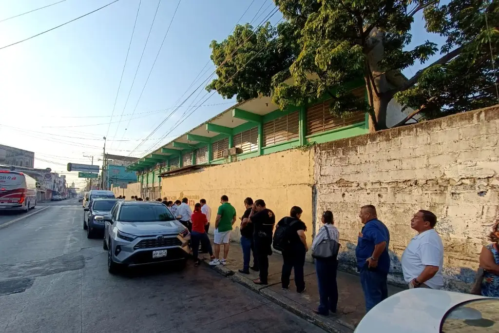 Kilométrica la fila en la casilla especial de la Preparatoria Abierta en Villahermosa.