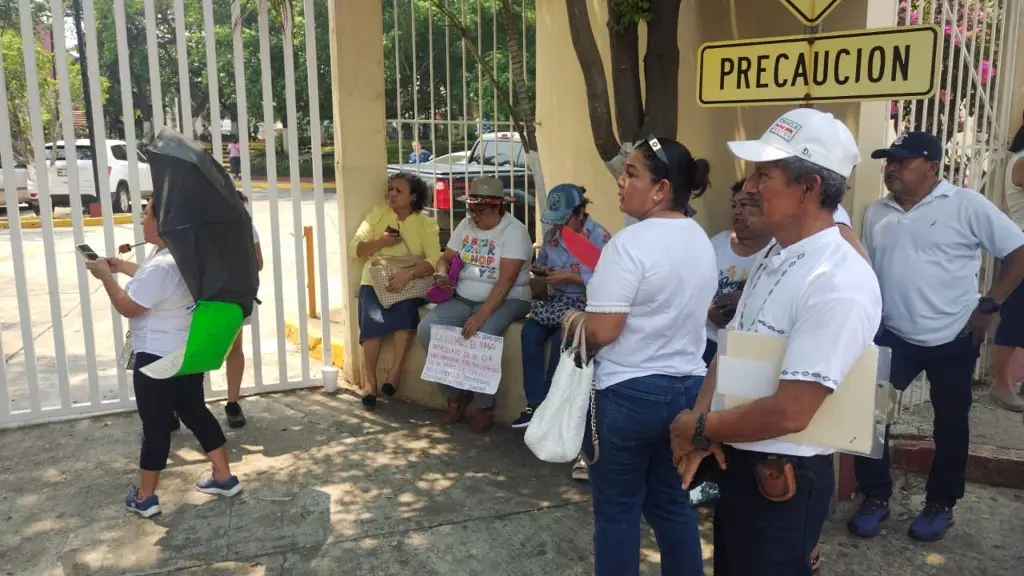 Protestan maestros en Setab para pedir devolución de ISR descontado en estímulo económico