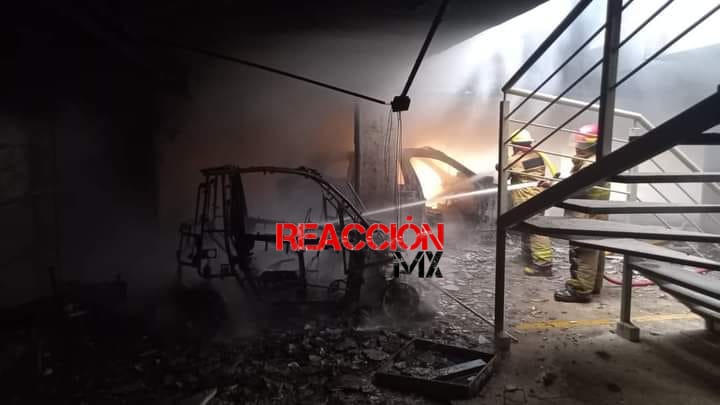 3 autos se queman en Torre departamentos en la colonia Rovirosa.
