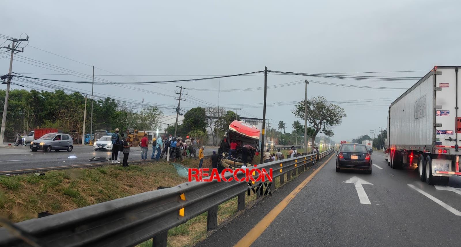 Autobús de turístico, choca con la caja de un tráiler en Cárdenas.