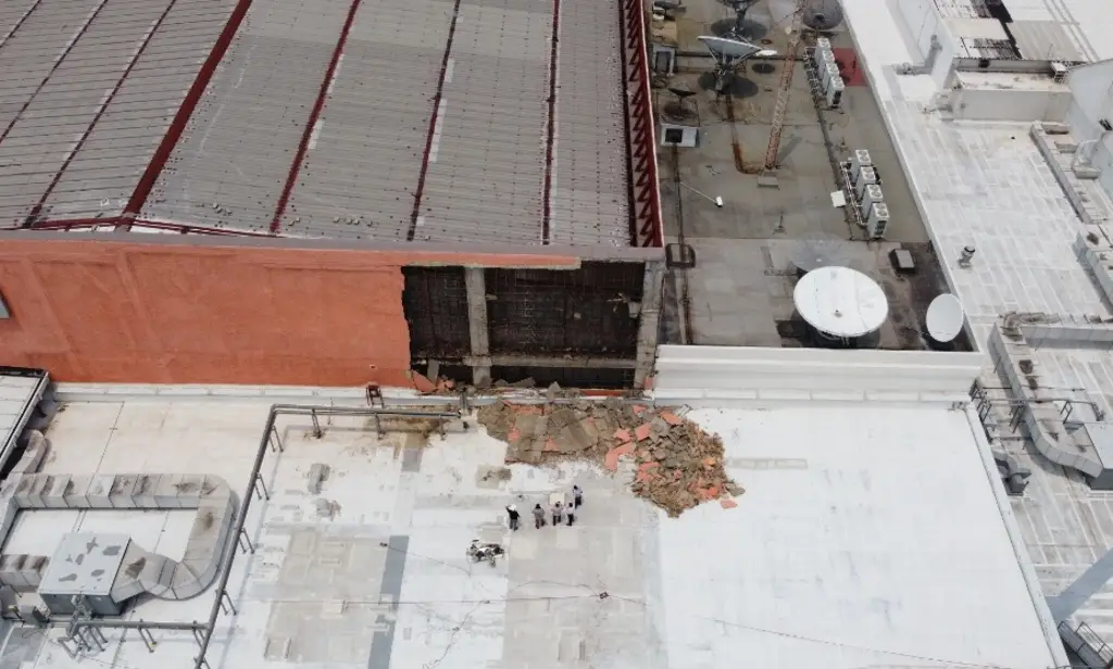 Se derrumba muro en el Centro de Convenciones Tabasco 2000