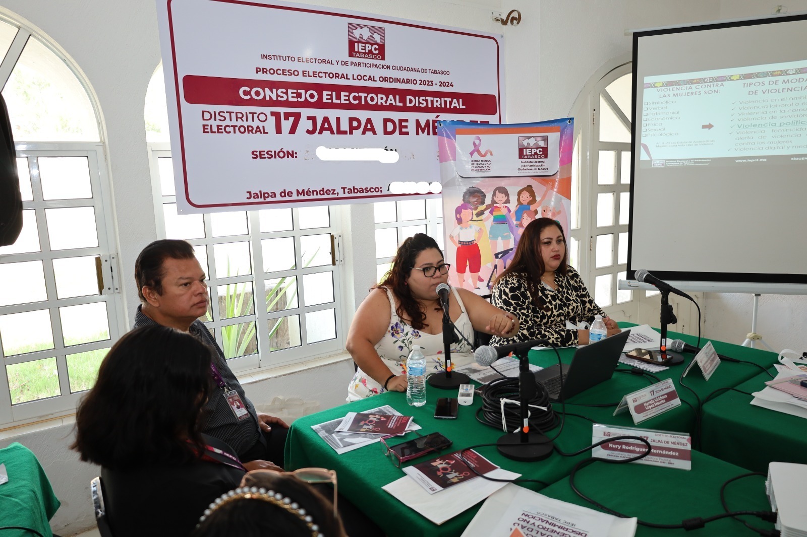 Tensión en junta distrital de Jalpa, ante acusaciones entre Morena y el PRD.