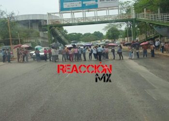 Bloquean la avenida Gregorio Méndez, para exigir devolución del ISR.