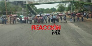 Bloquean la avenida Gregorio Méndez, para exigir devolución del ISR.