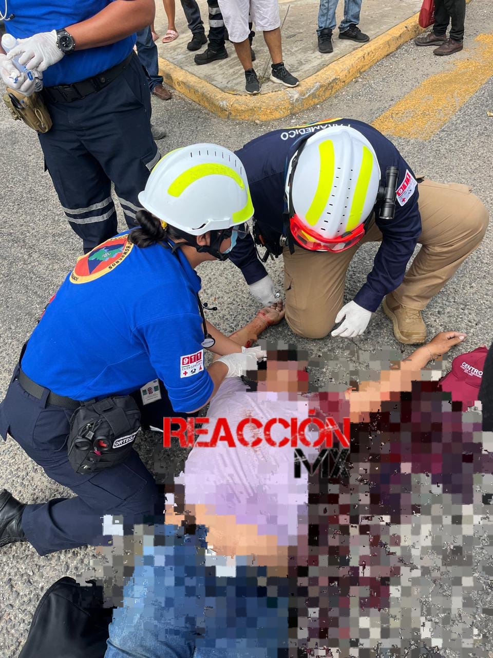 Motociclista muere al chocar contra una van de una pastelería en Paseo Usumacinta en Villahermosa.