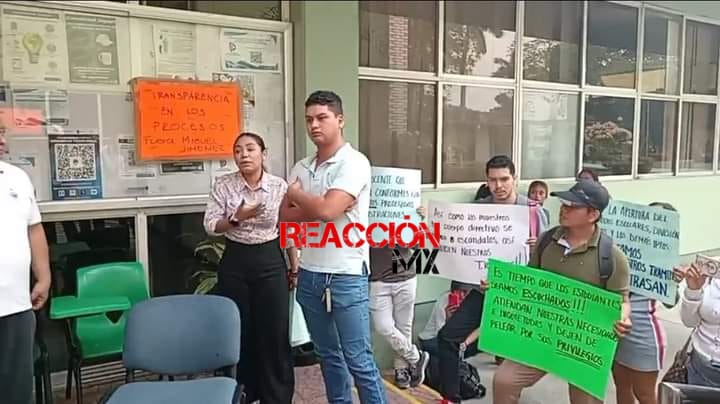Tensión entre maestros y alumnos del Tecnológico de Villahermosa por cierre de escuela