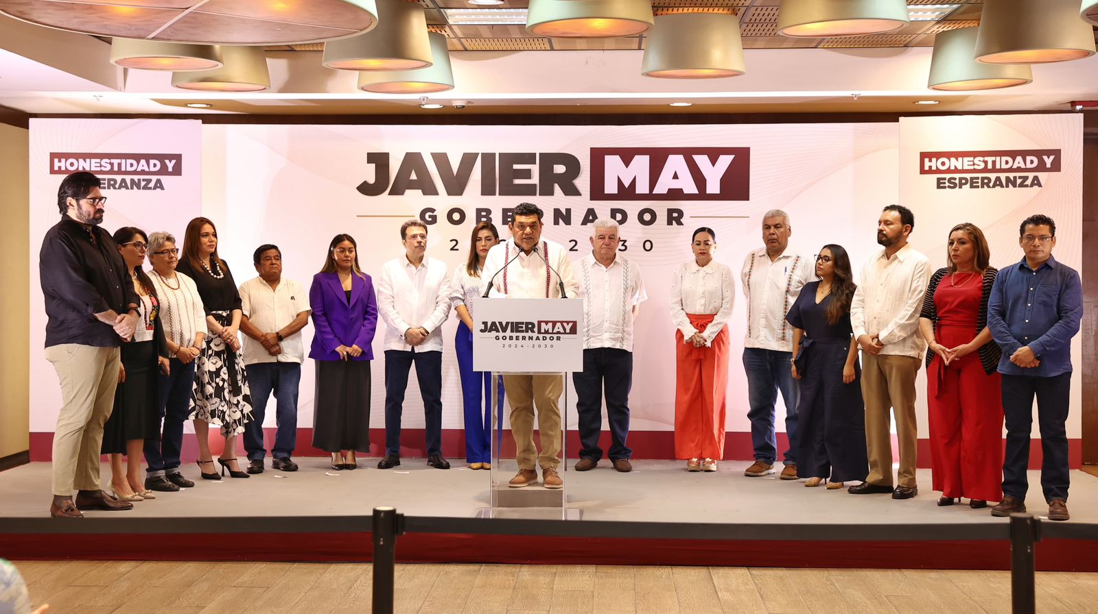 Javier May presenta a una parte de los integrantes del gabinete de proximo gobierno de Tabasco.