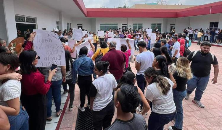 PERSONAL DE LA UPCH EN PROTESTA POR FALTA DE PAGOS ATRASADOS.