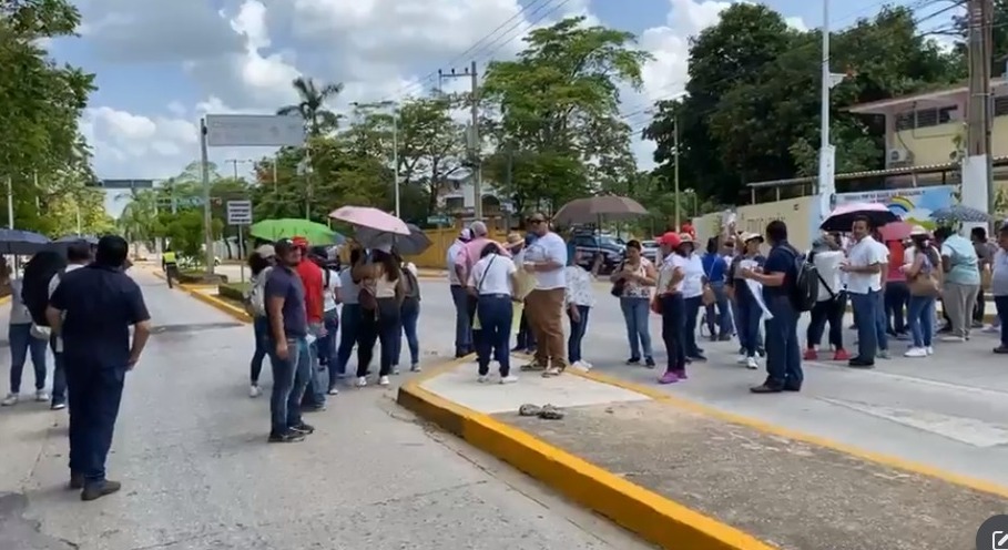 MAESTROS AFIRMAN QUE SON SOLO PROMESAS Y NADA DE PAGO POR PARTE DEL GOBIERNO DE TABASCO.