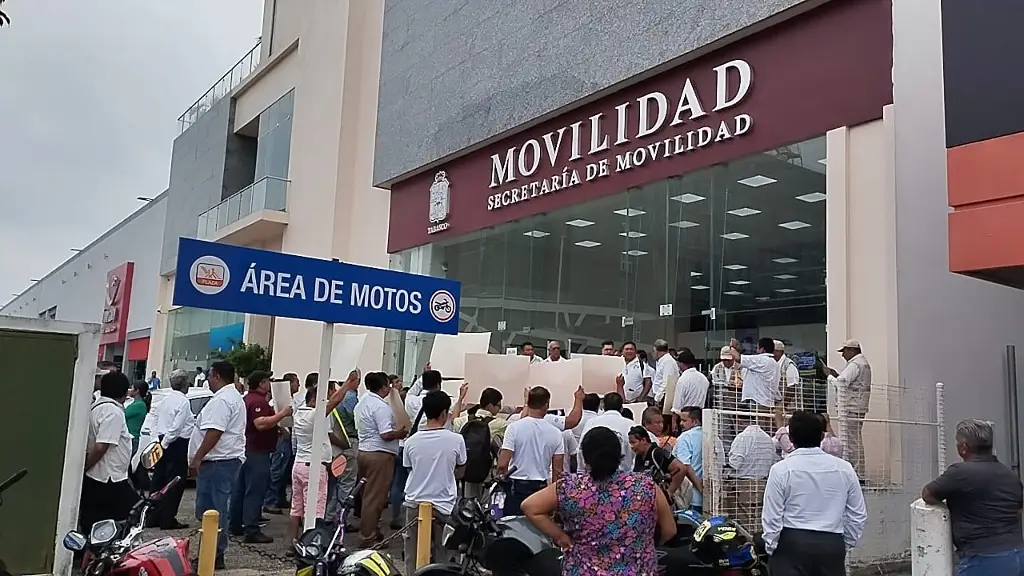 PROTESTAN TRANSPORTISTAS DE CENTLA EN LA SEMOVI.
