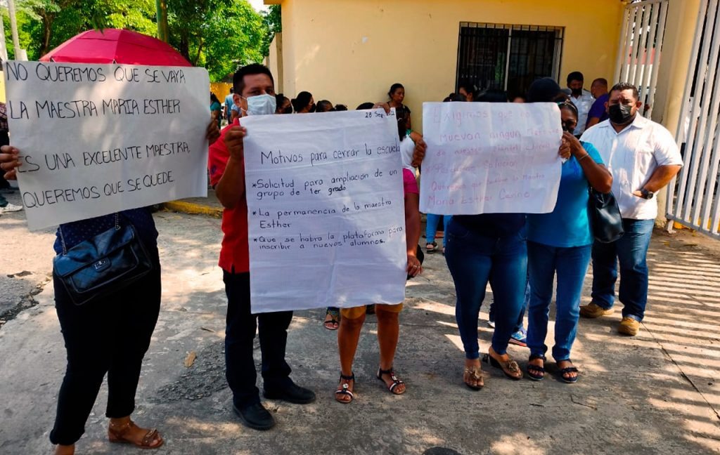 PADRES DE FAMILIA EXIGEN QUE NO SE LES QUITE A UNA PROFESORA DE UNA TELESECUNDARIA.