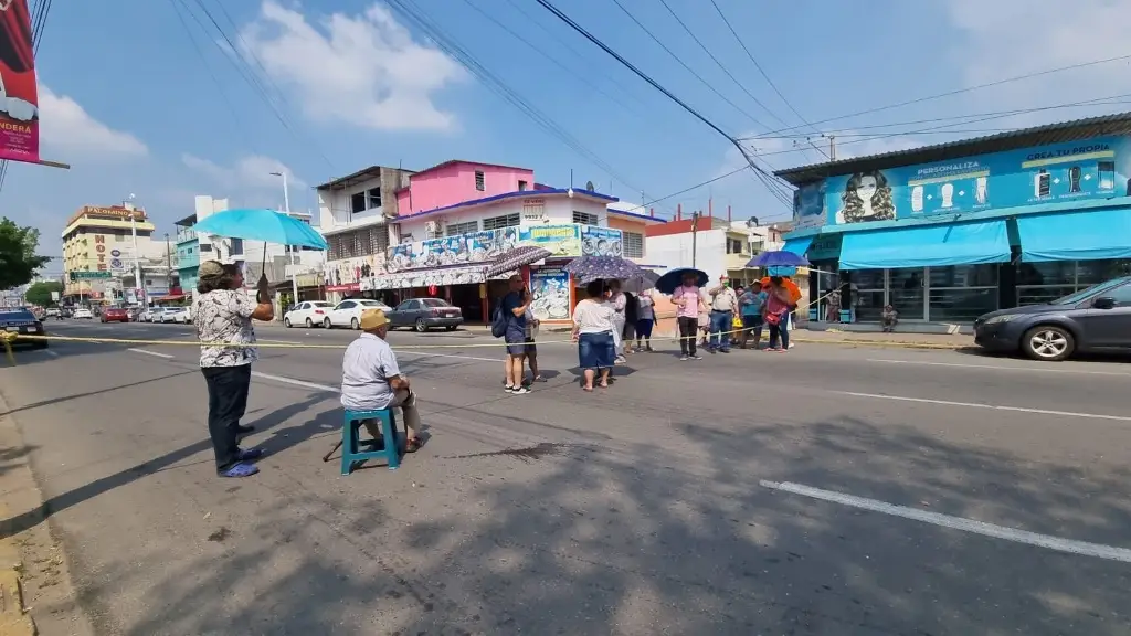 Habitantes de la colonia Centro bloquean Av. Mina