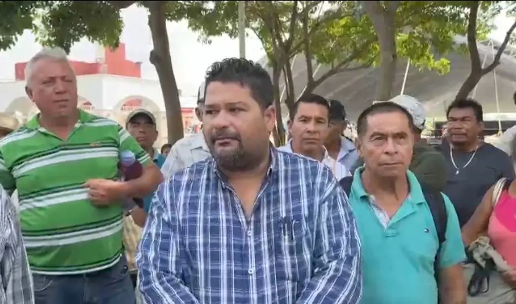 EXTRABAJADORES SE PLANTAN EN PLAZA DE ARMAS EXIGIENDO EL PAGO DE LAUDOS LABORALES.