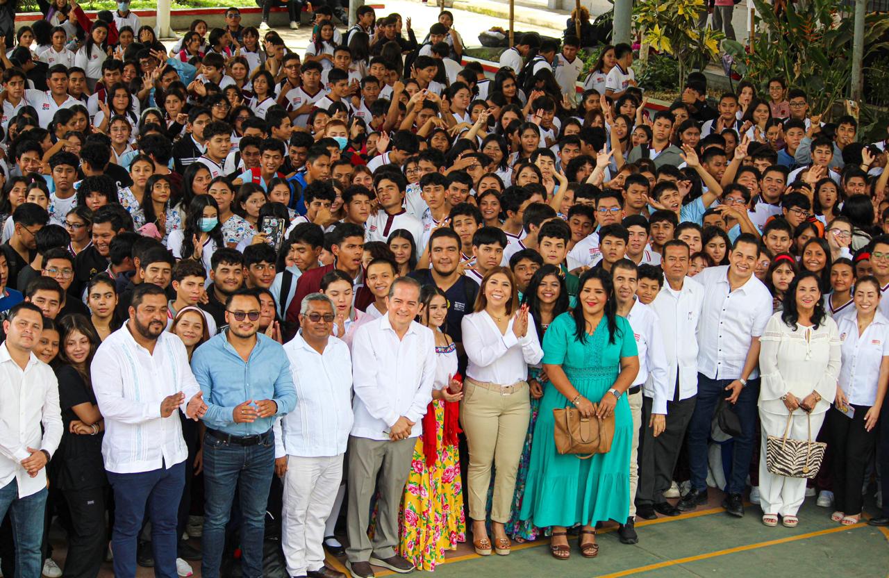 REFRENDA LA PRESIDENTA DE HUIMANGUILLO, SU COMPROMISO CON LA JUVENTUD Y LA EDUCACIÓN.