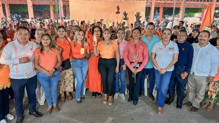 Mari Luz Velázquez Jiménez encabeza caminata por el Día Naranja en Huimanguillo.
