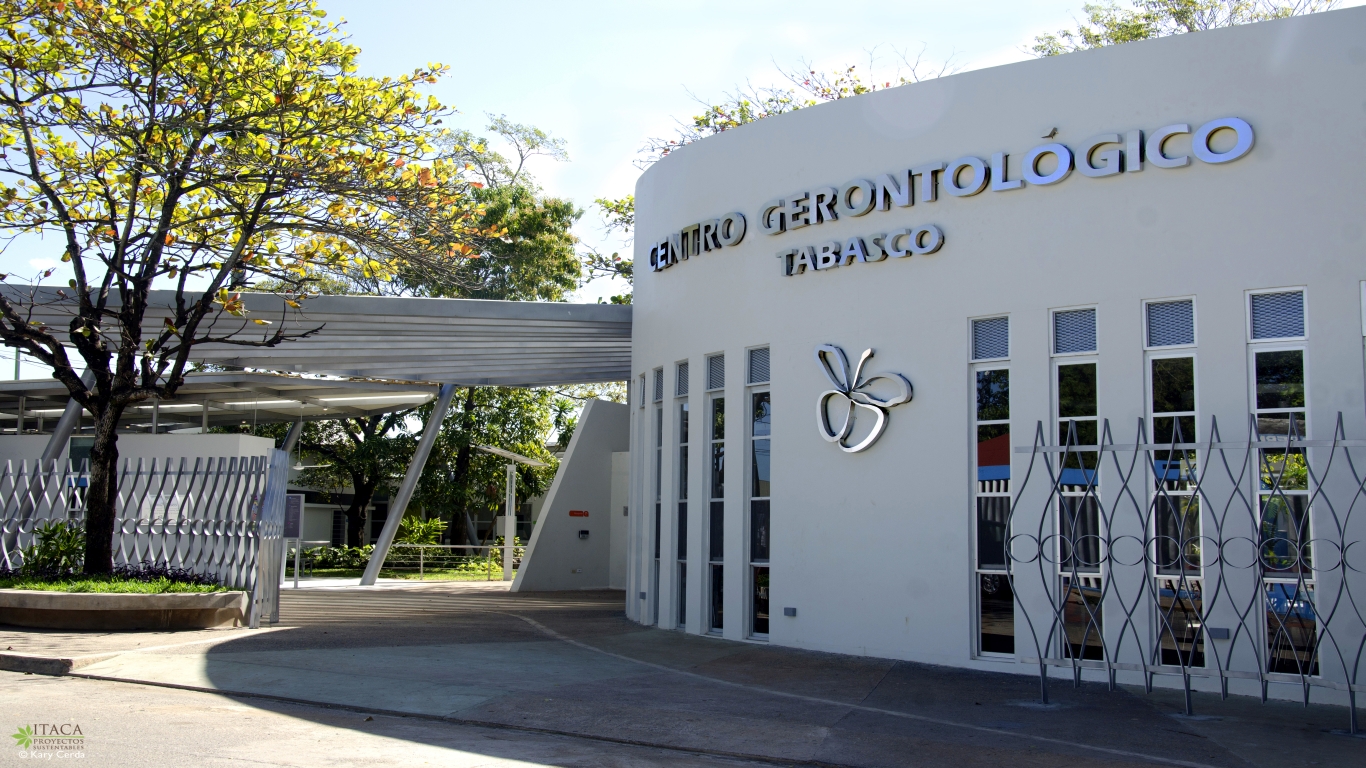 Despido de maestros en Hospital Gerontológico de Villahermosa genera protestas.