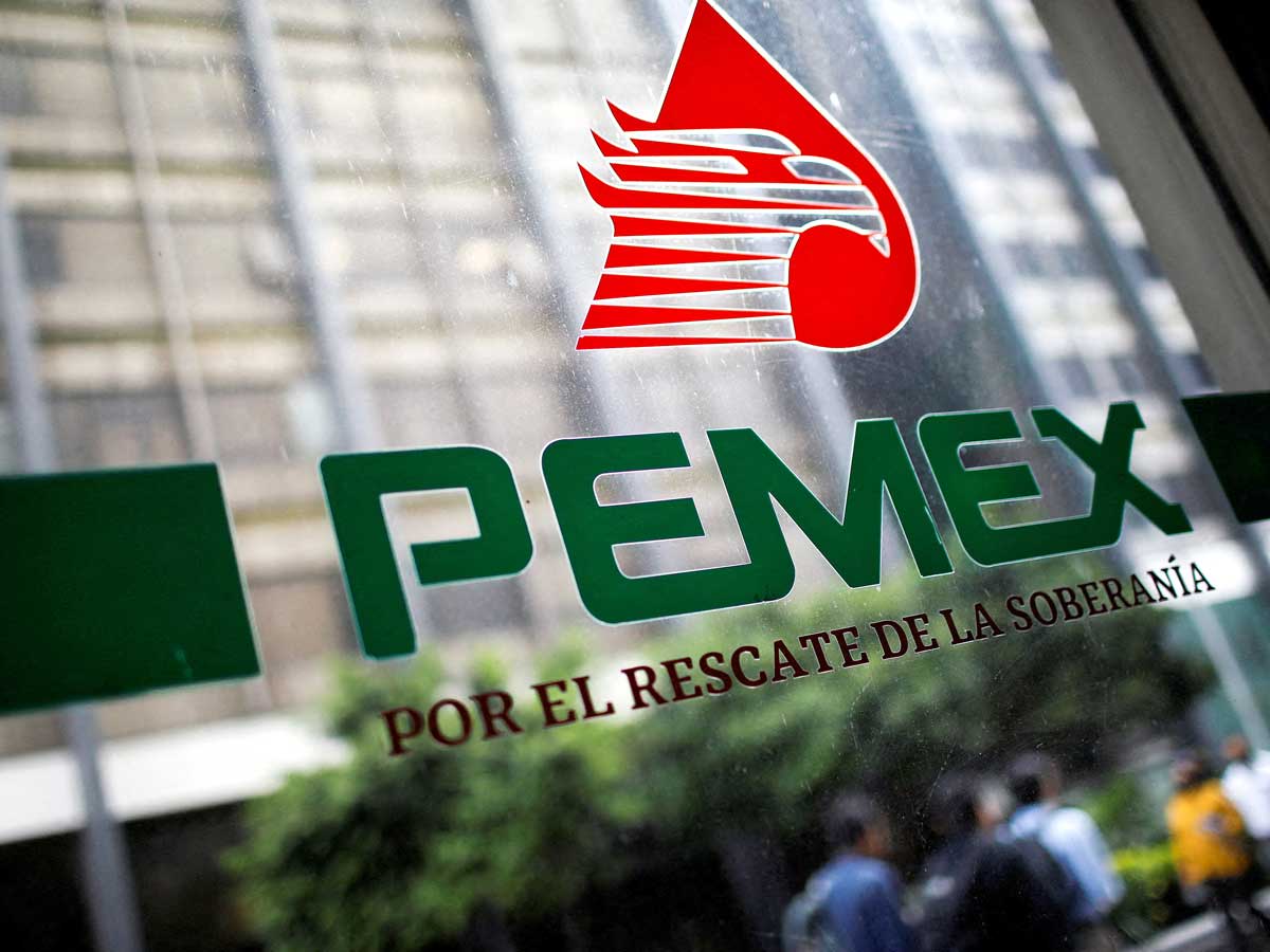 Exfuncionarios de PEMEX defraudan a empresas con 100 MDP tras promesa de contratos.