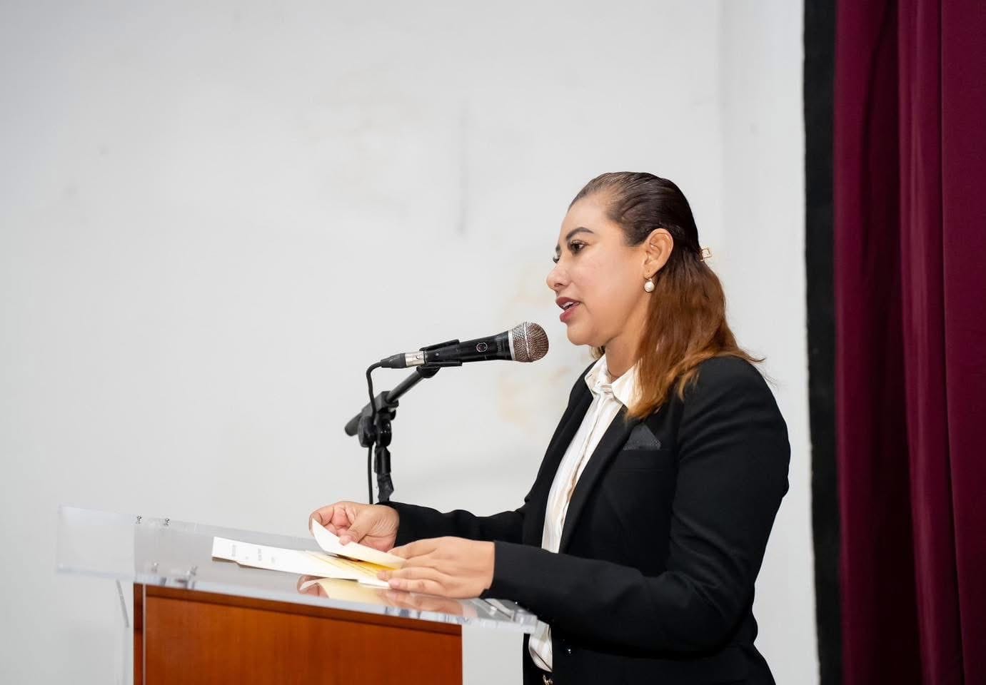 PROMUEVE ALCALDESA DE CUNDUACÁN, SECTARISMO ENTRE DELEGADOS ELECTOS; QUITA CELULARES EN TOMA DE PROTESTA.