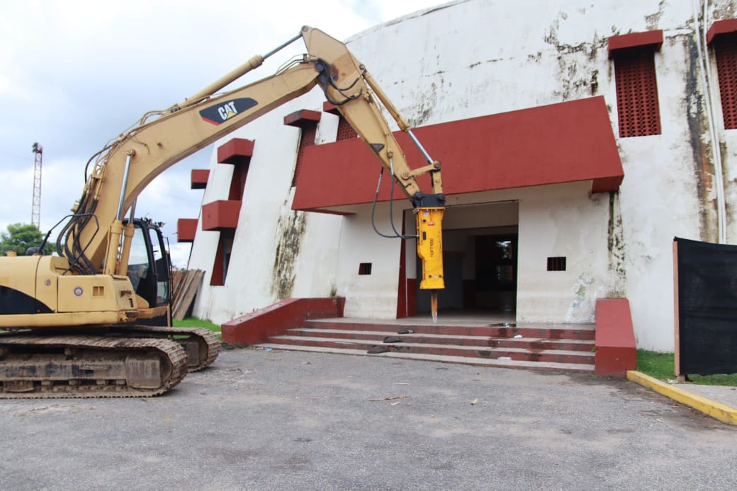 Registra 70% de avance demolición de Auditorio Municipal de Comalcalco.