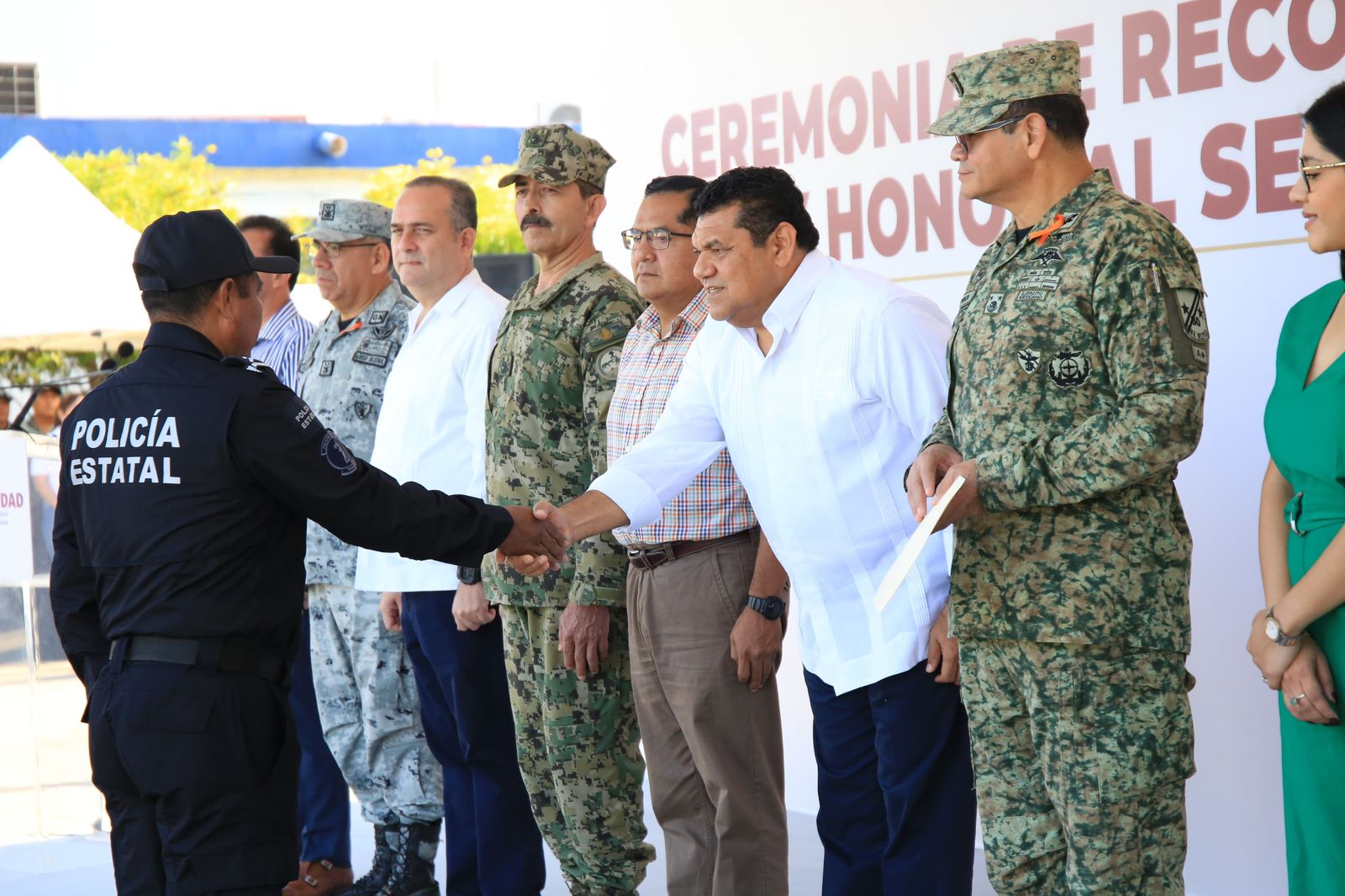 Gobierno del Pueblo fortalece instituciones de seguridad; Javier May reconoce a policías destacados.