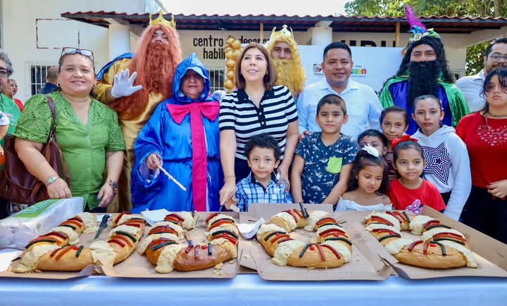 Presidenta Municipal Mari Luz Velázquez Jiménez celebra el Día de Reyes con niños y padres del Centro VIDHA ÚNETE.
