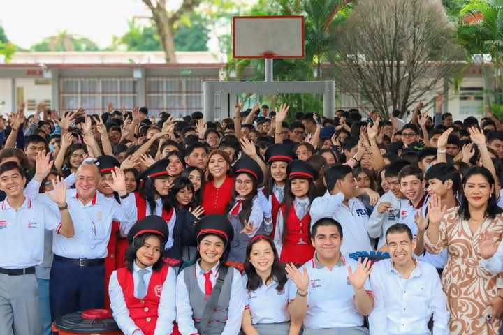 Visita la presidenta municipal de Huimanguillo al COBATAB Plantel 7.