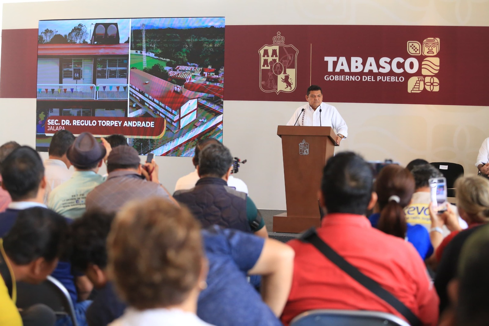 En construcción de viviendas, se privilegiará contratación de empresas locales, para impulsar la economía y generar empleos: Javier May Rodríguez.