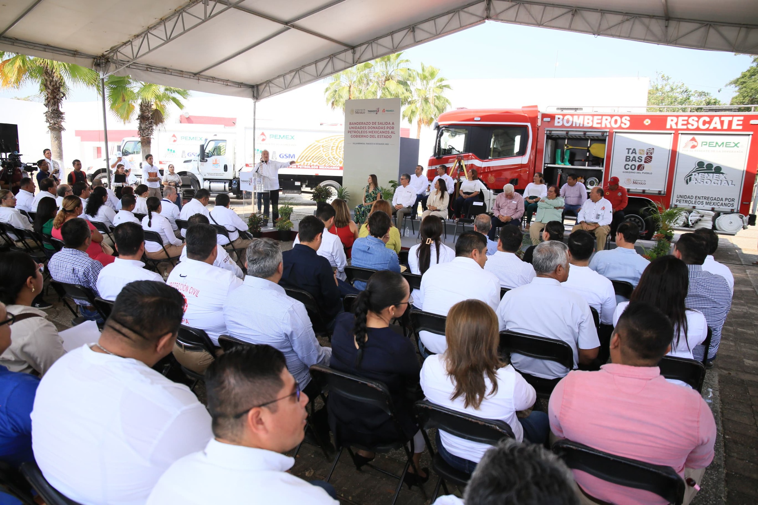 Recibe Tabasco donación de ambulancias, patrullas, camiones recolectores y de bomberos otorgados por Pemex.