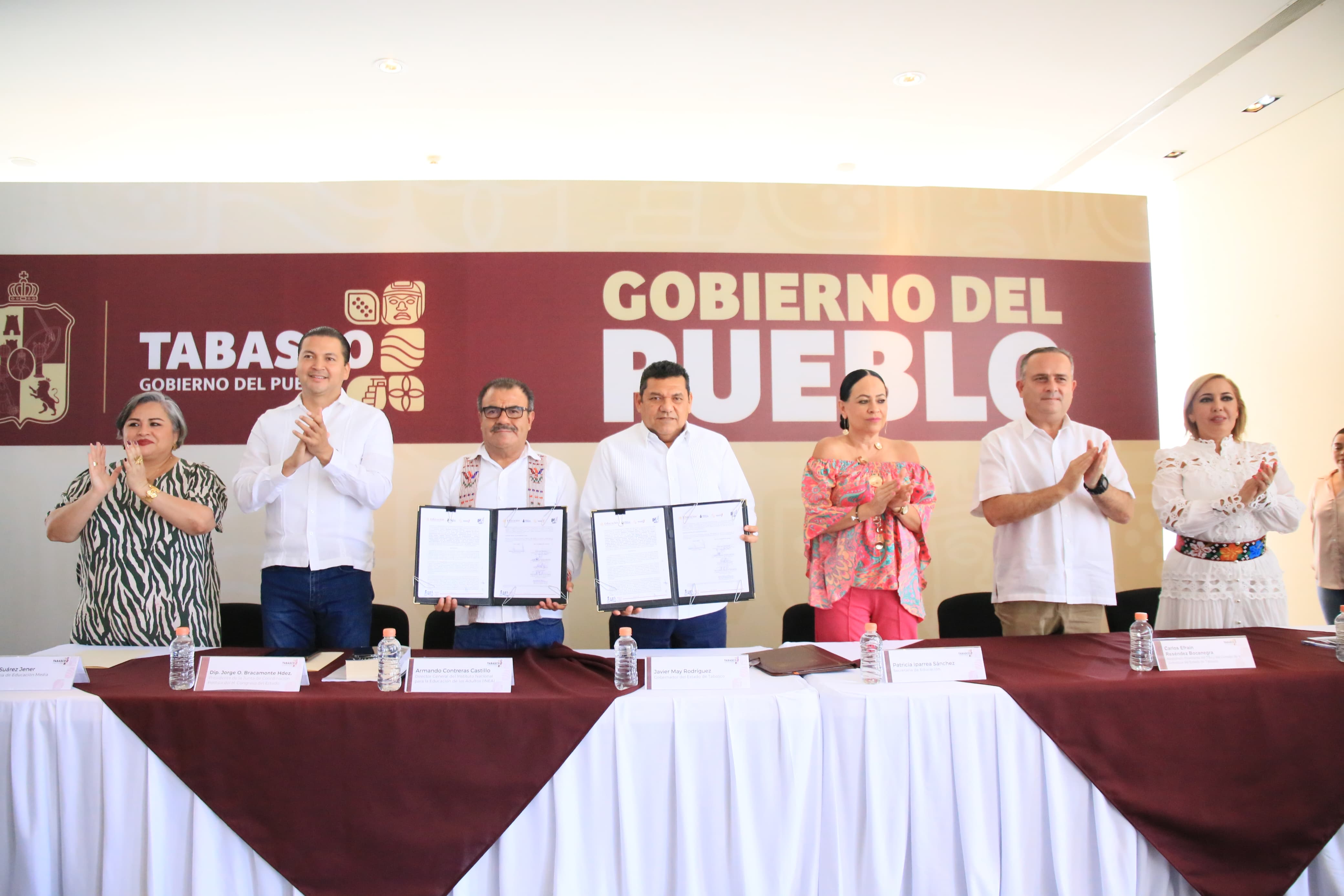 Contribuirá Gobierno del Estado a atender rezago educativo; firma Javier May convenio de colaboración con INEA.