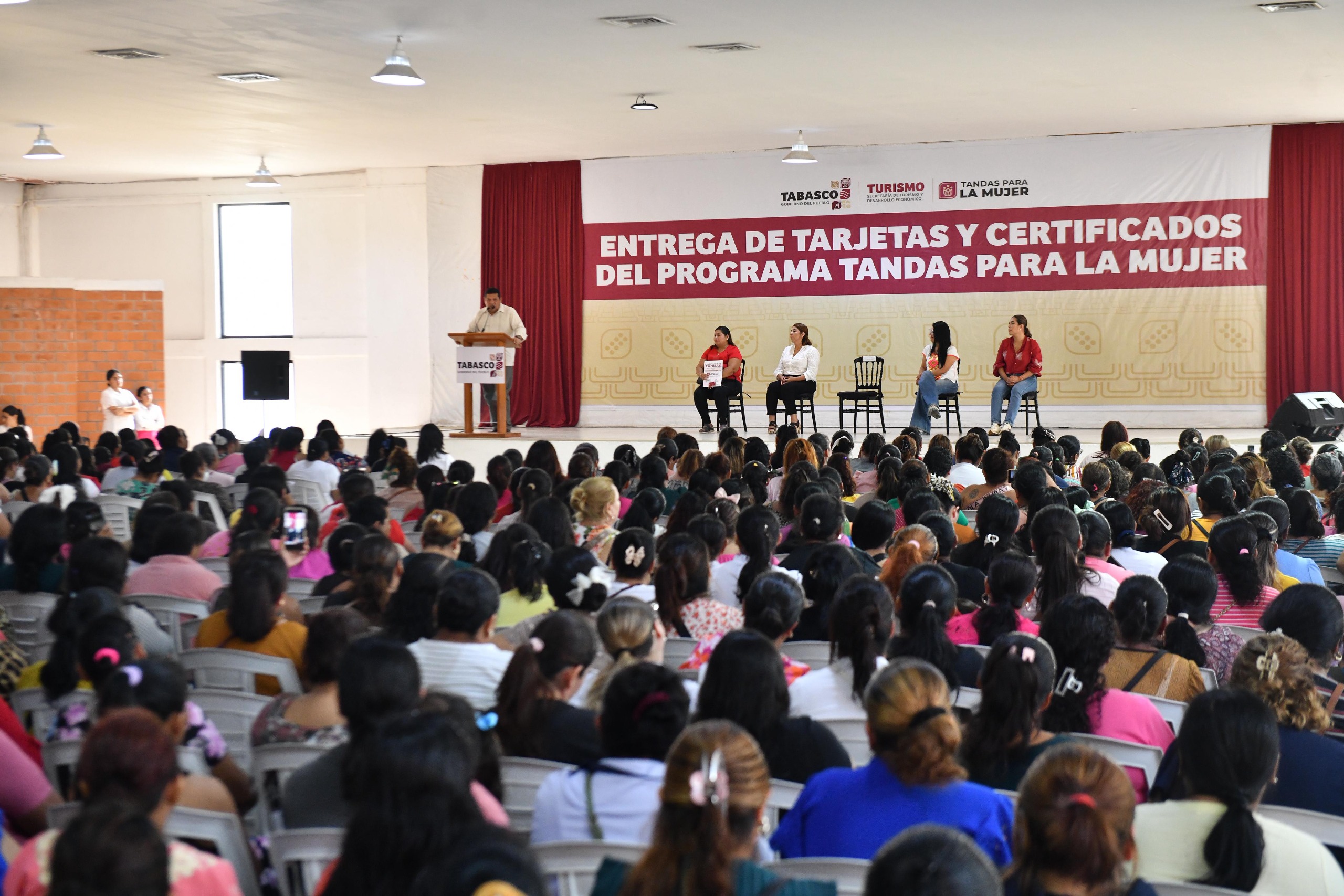 Consolidación de transformación se logrará con jefas de familia, destaca Javier May al entregar 750 tarjetas de Tandas para la Mujer en Huimanguillo.