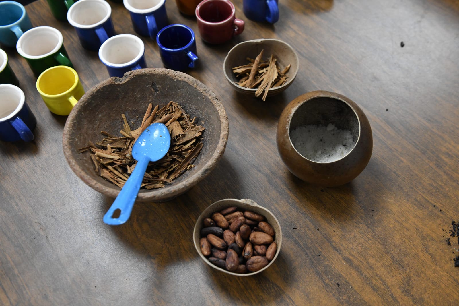 Museo ‘La Cacaotera’ reconecta a visitantes con tradiciones ancestrales; se lleva a cabo exitoso taller de elaboración de chocolate.