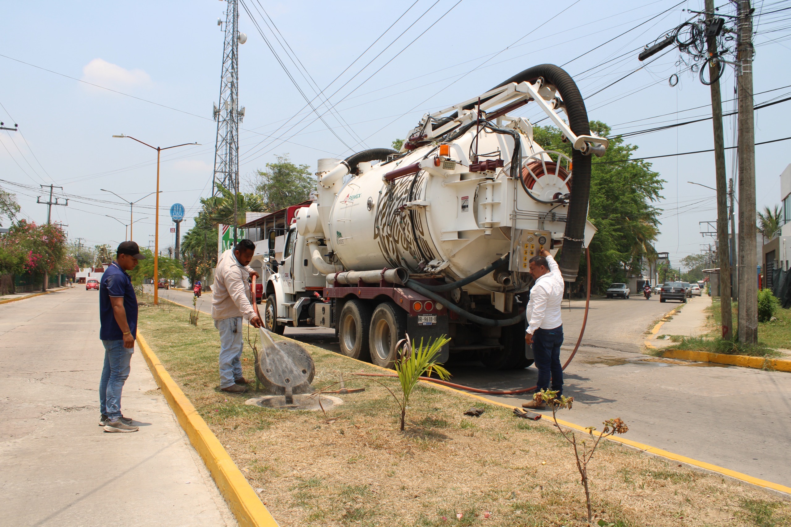 Desazolva la CEAS casi 20 mil metros lineales de drenaje en la ciudad de Cunduacán.
