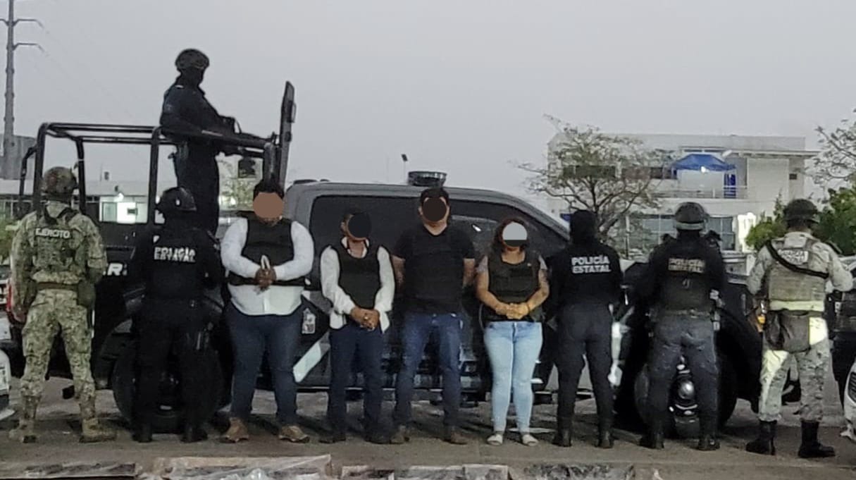 Detiene la FIRT Olmeca a cuatro presuntos distribuidores de drogas en el municipio de Centro.