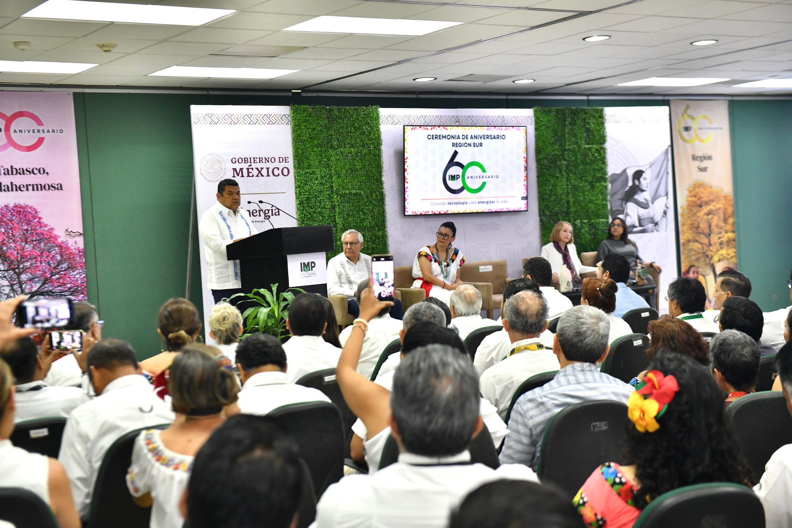 Atestigua Gobernador Javier May ceremonia del 60 aniversario del IMP y reconoce su gran aportación científica que vincula a Tabasco con el desarrollo tecnológico nacional.