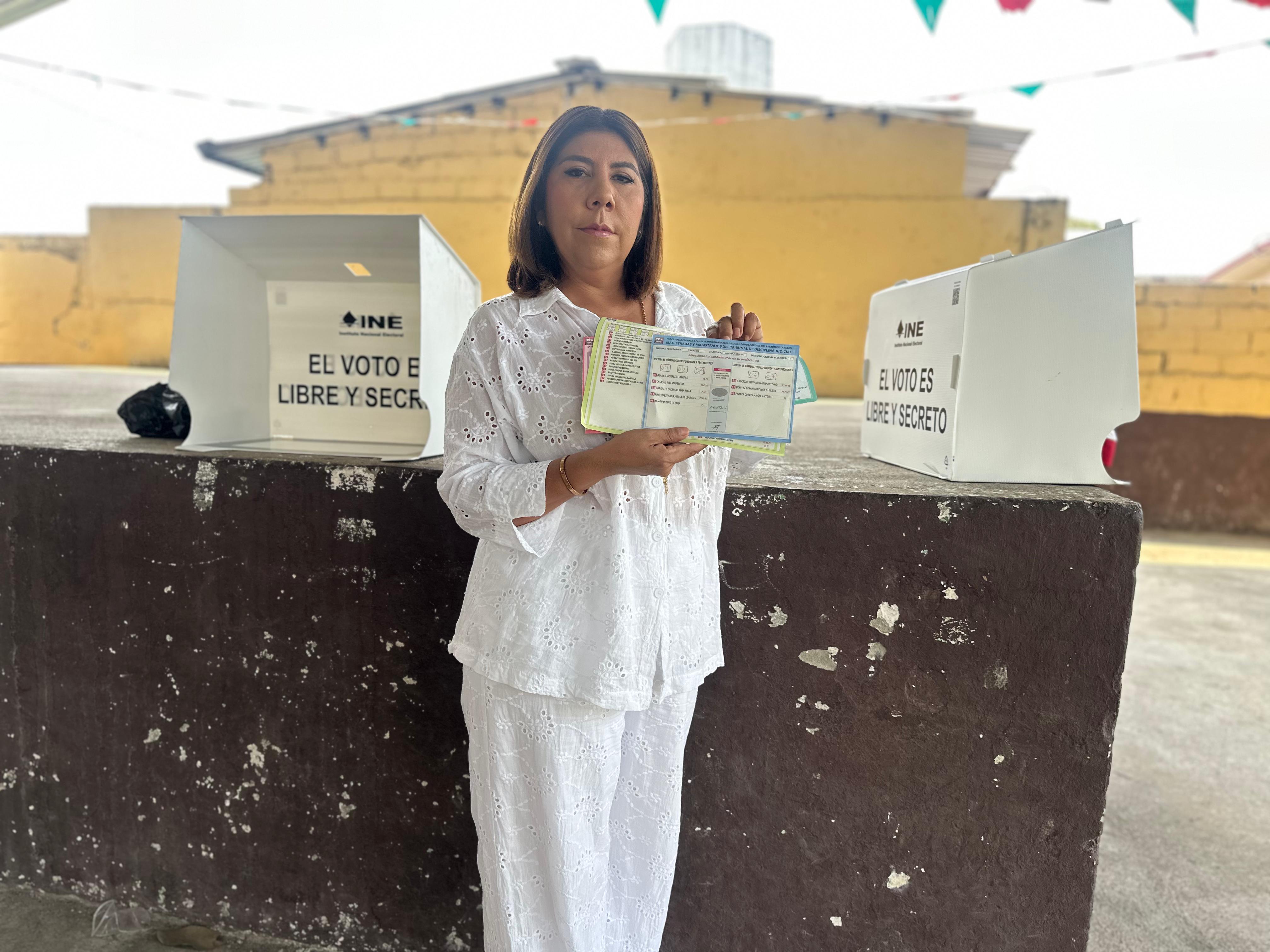 Alcaldesa Mari Luz Velázquez Jiménez participa en histórica elección judicial.