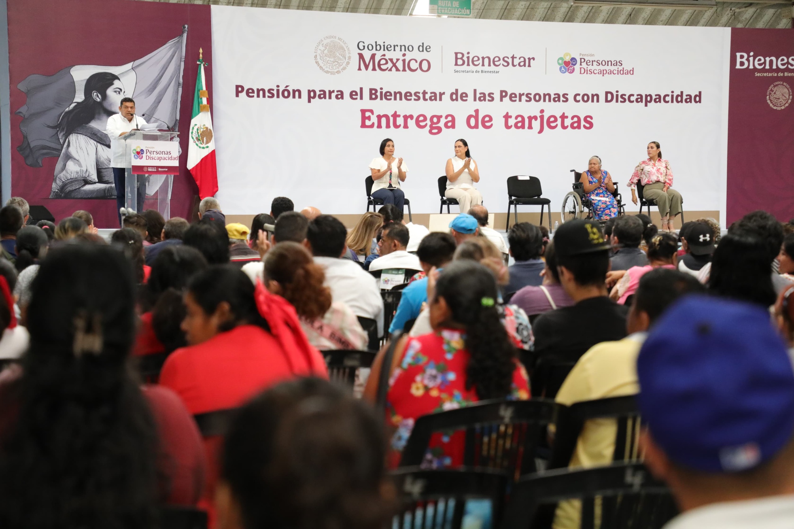 La pensión universal para personas con discapacidad en Tabasco es ya una realidad; entregan Gobierno del Estado y de México las primeras tarjetas a beneficiarios.