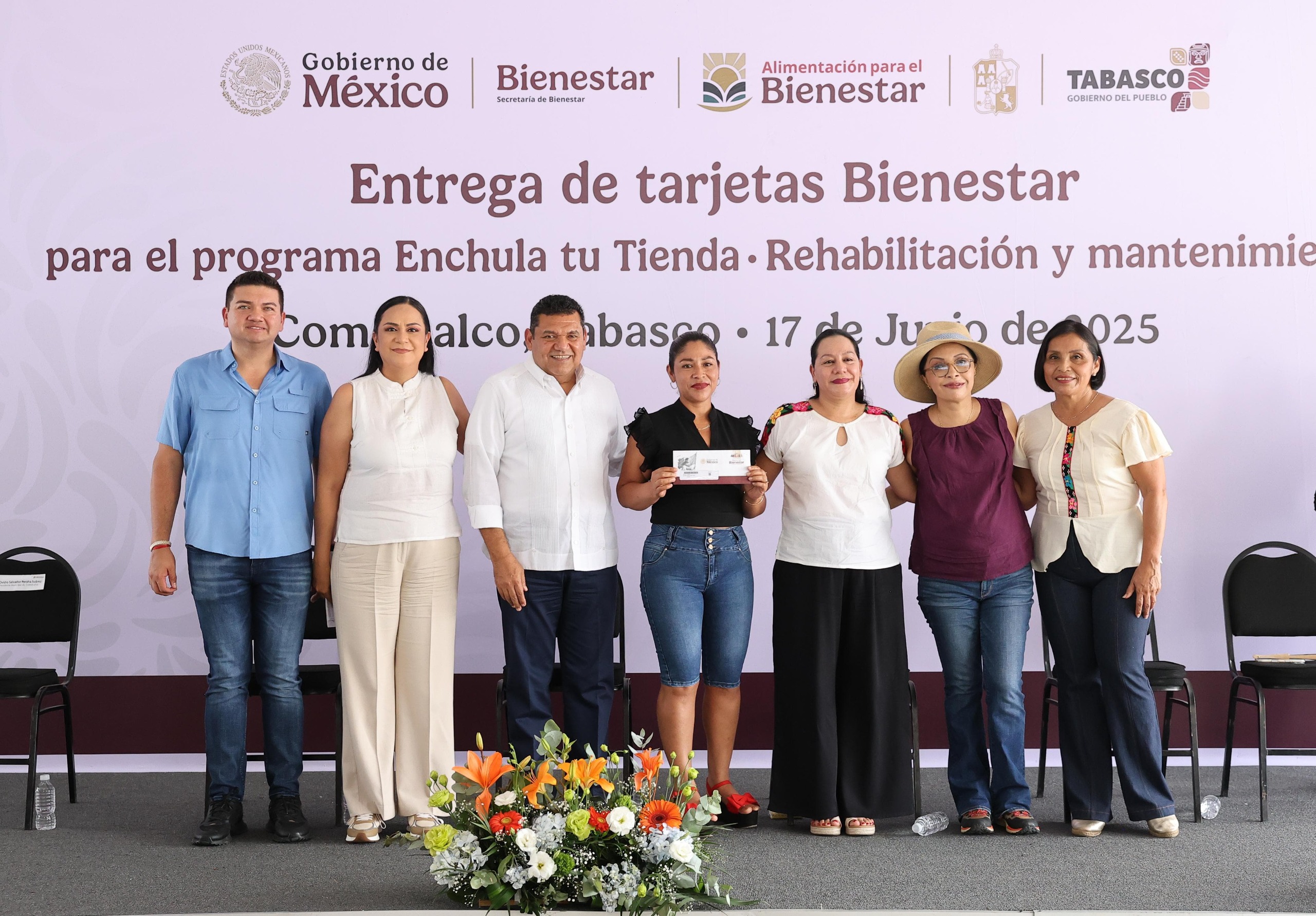 Gobierno federal y estatal entregan tarjetas para rehabilitar Tiendas del Bienestar y mejorar el abasto de alimentos a familias de comunidades alejadas.