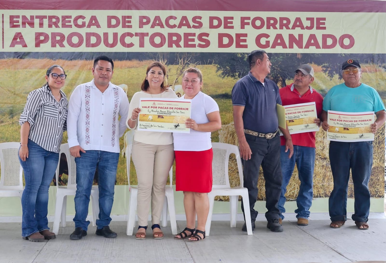 Alcaldesa de Huimanguillo refrenda apoyo al campo con entrega de pacas de forraje a ganaderos.