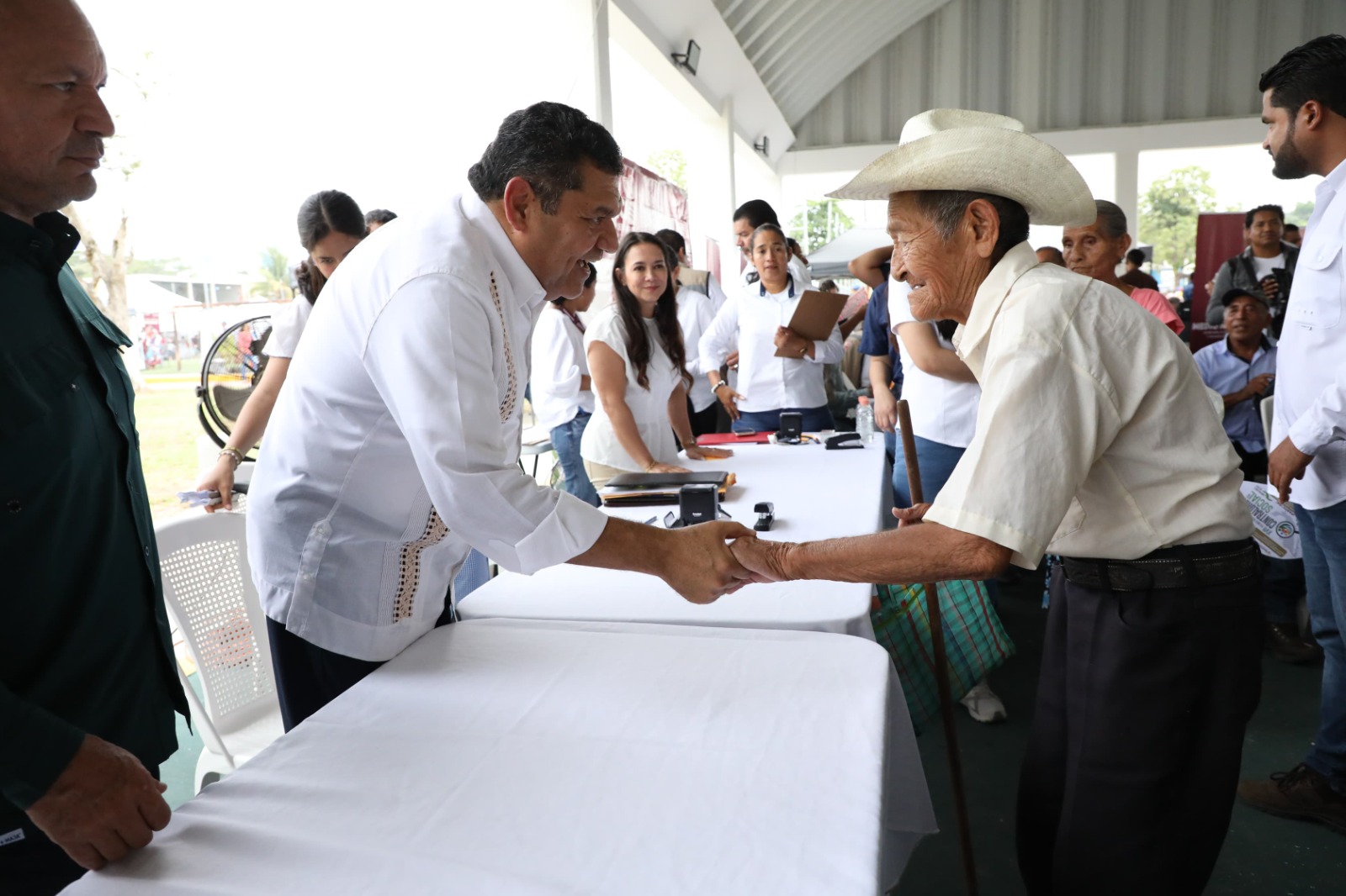Reciben habitantes del Poblado C9 de Cárdenas, bienestar, atención y servicios del Gobierno del Estado.