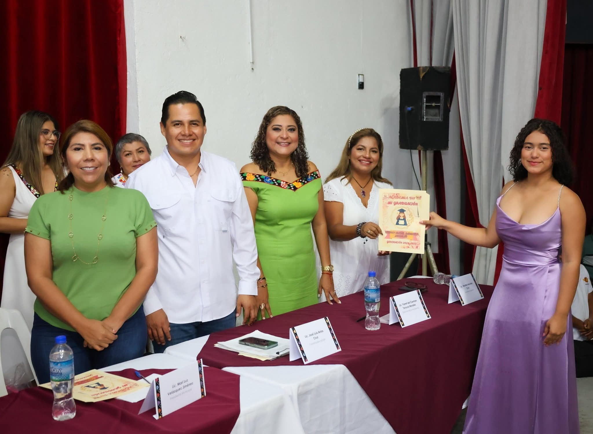 Reconoce alcaldesa Mari Luz Velázquez Jiménez esfuerzo de egresadas de la Academia DIF