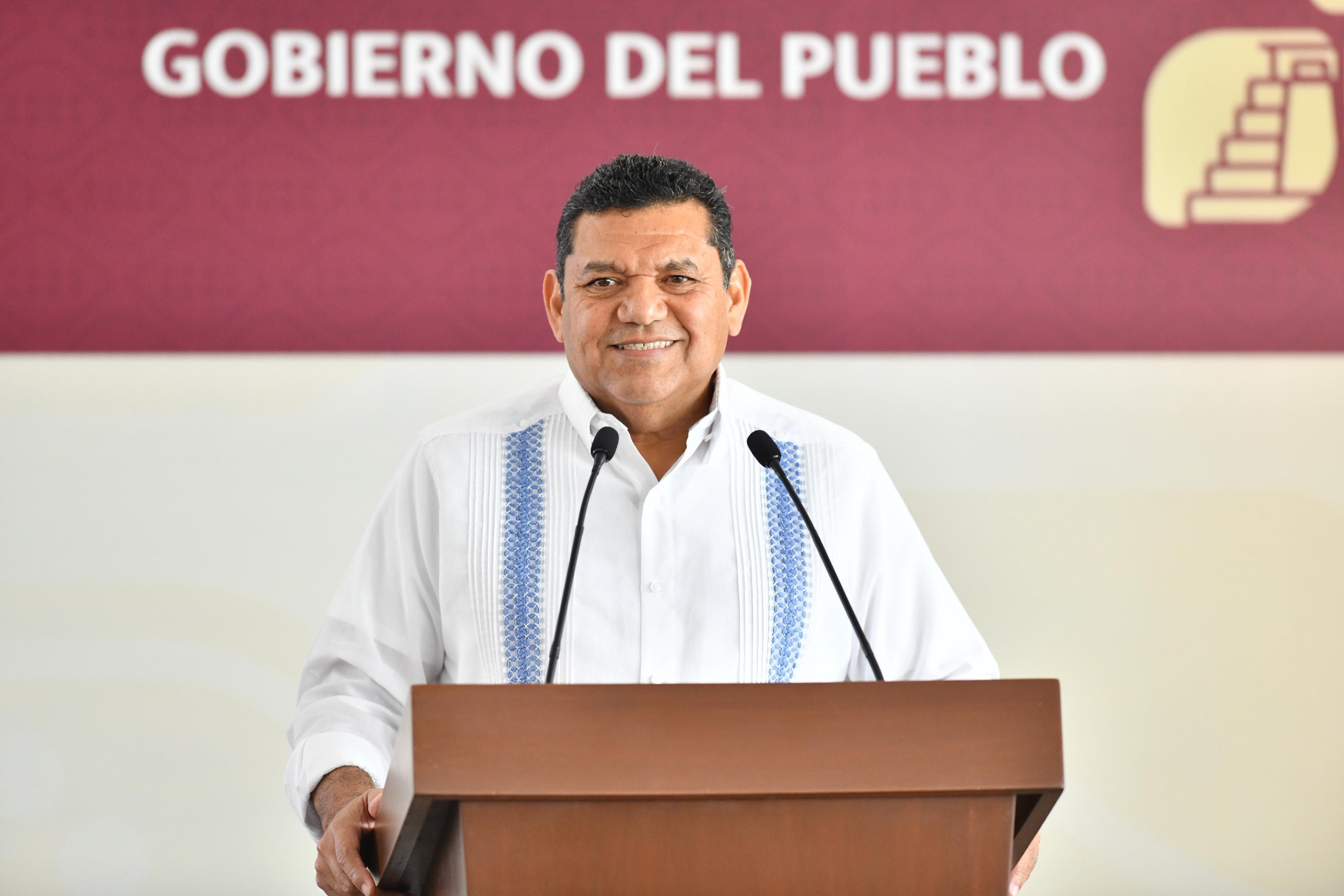 Plan de obras 2025 seguirá atendiendo rezagos en servicios básicos de salud, agua potable y caminos, afirma Javier May.