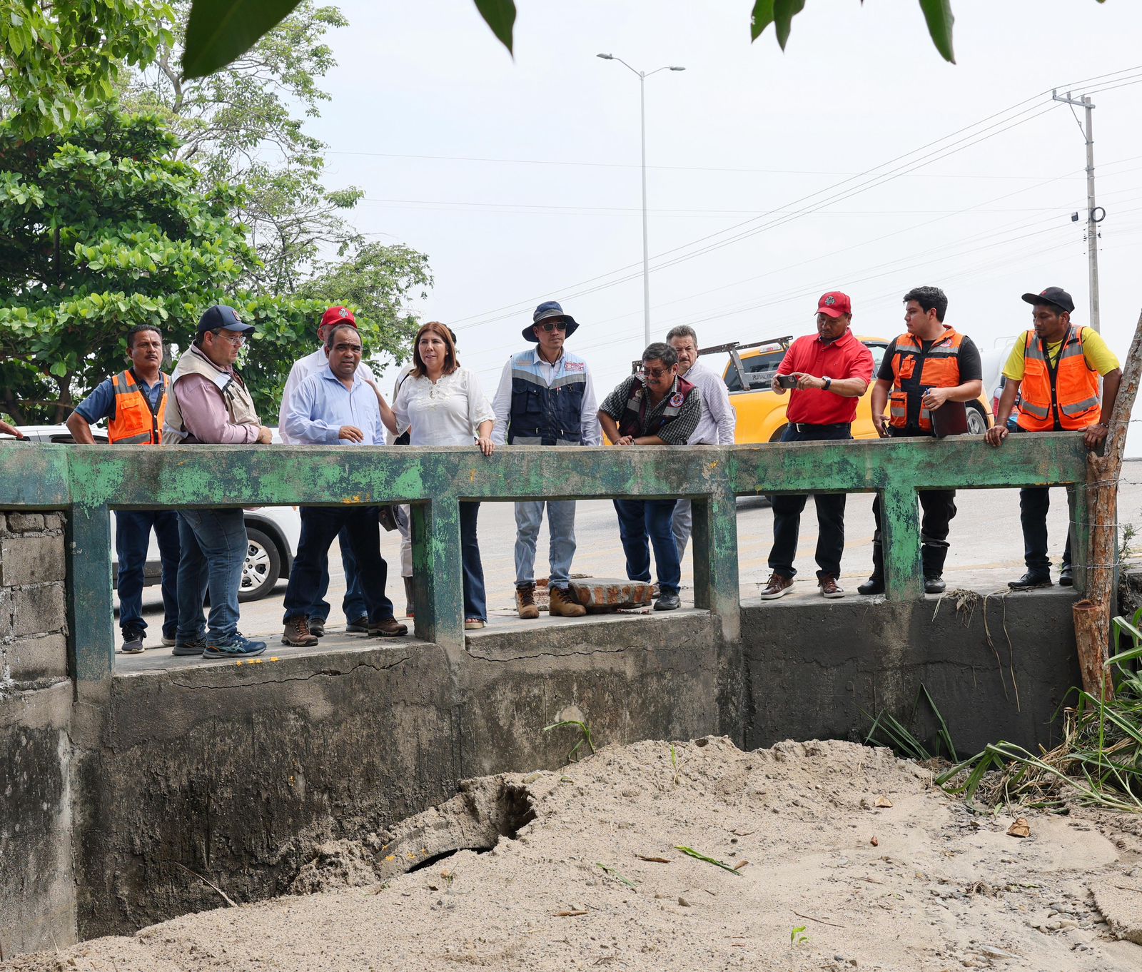 Recorre alcaldesa de Huimanguillo zona vulnerable por taponamiento de dren; participan autoridades estatales y federales.