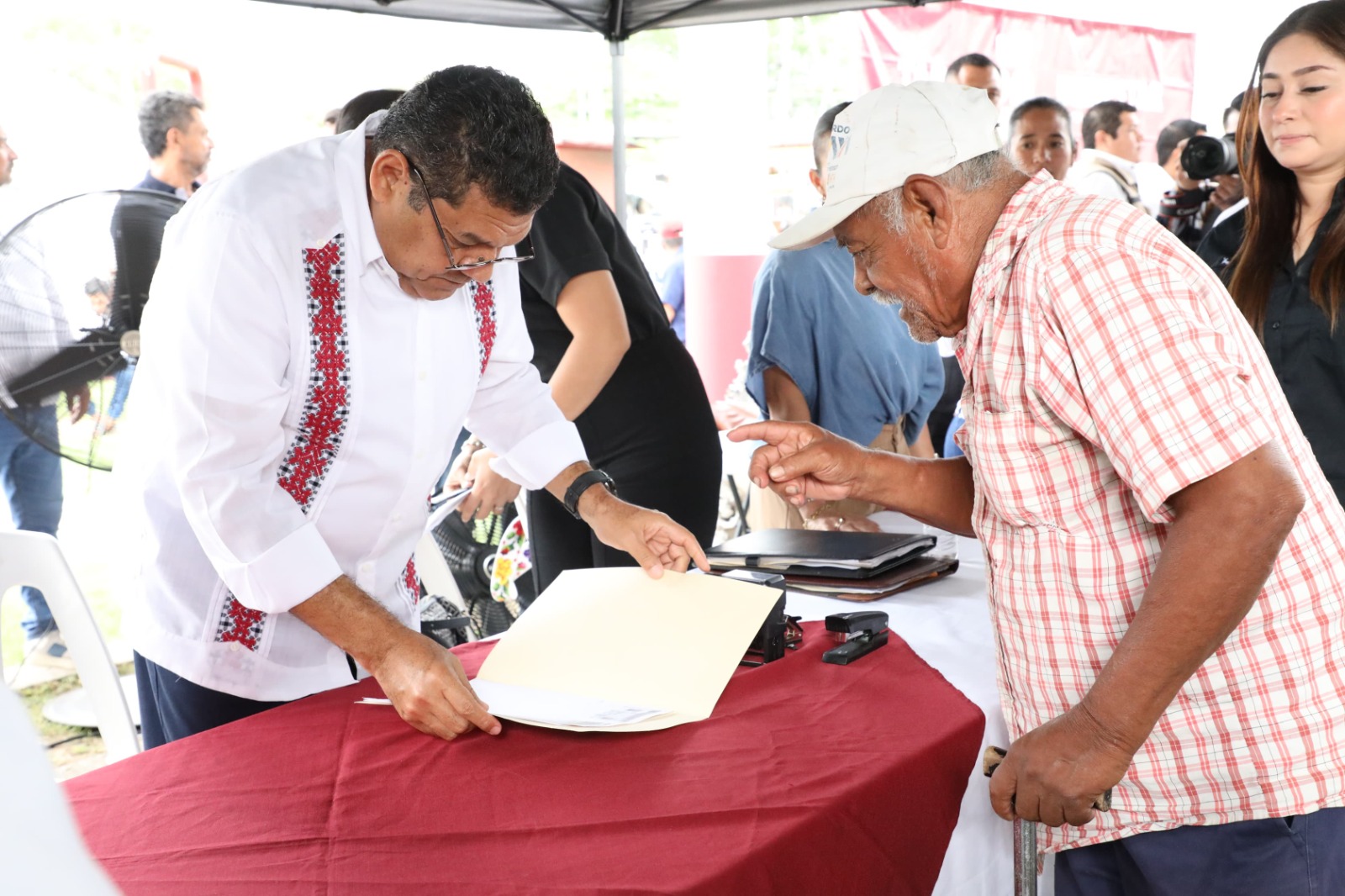 Ahora el Gobierno viene al encuentro con el pueblo, “antes los mandatarios se quedaban en la Quinta Grijalva o en Palacio”, afirma Javier May al encabezar nueva jornada de atención en territorio.
