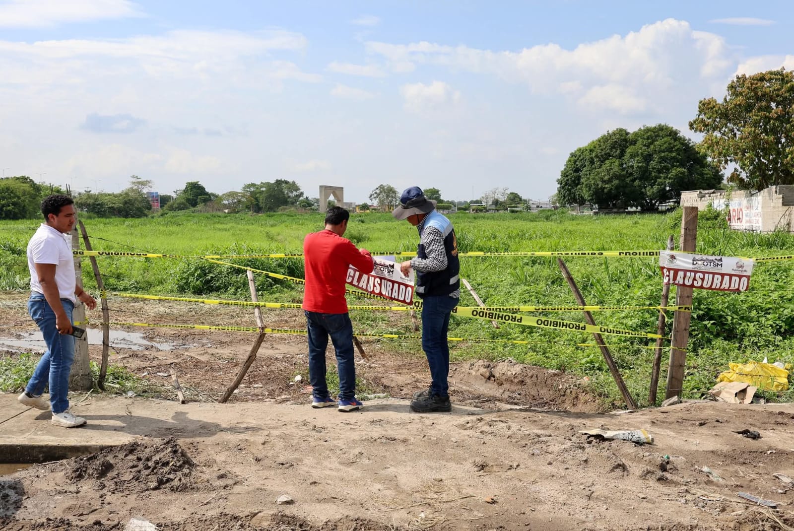 Gobierno de Huimanguillo clausura trabajos por extracción ilegal de materiales y taponamiento de dren que pone en riesgo a familias.