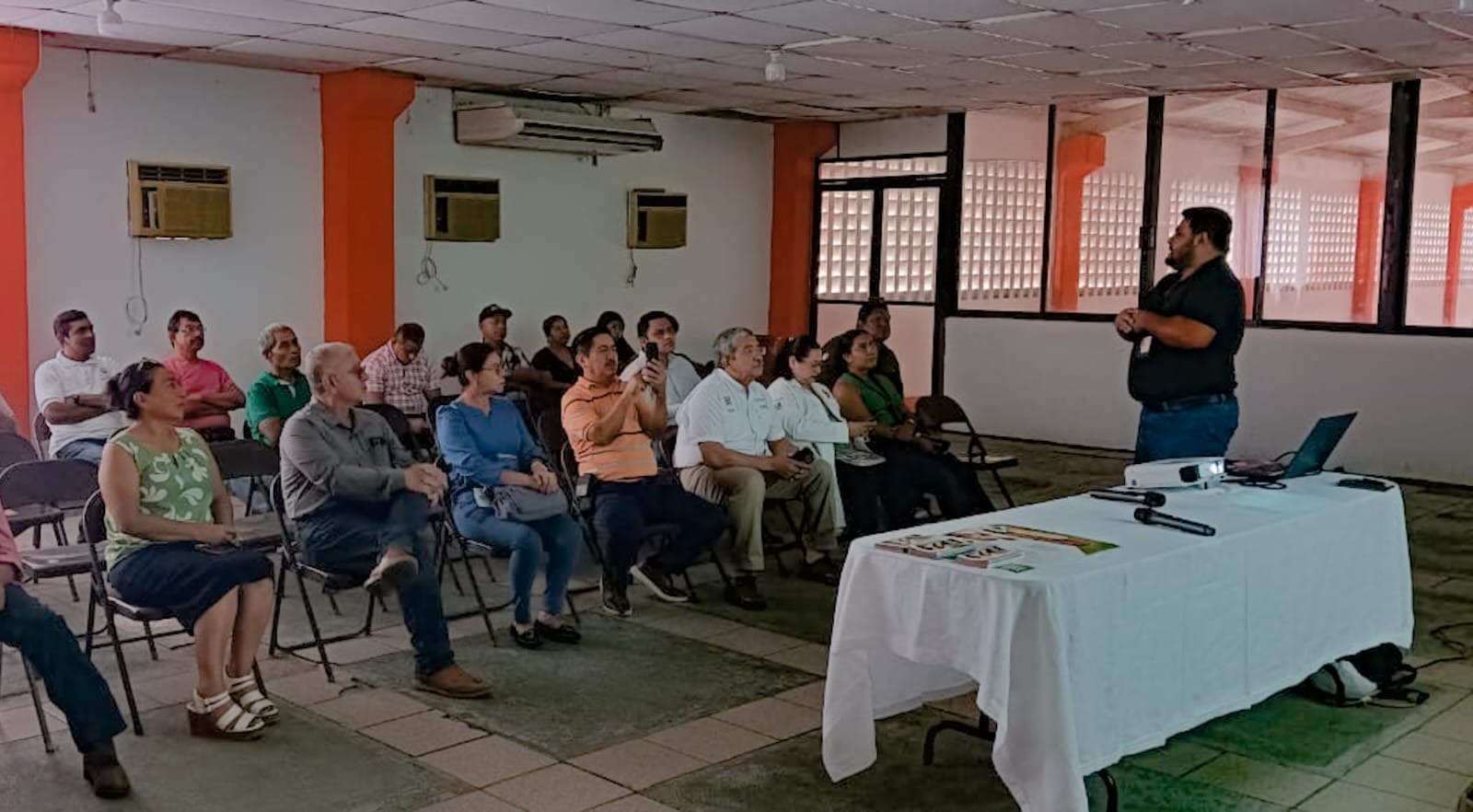 Productores de Tacotalpa participan en asamblea informativa sobre el Gusano Barrenador del Ganado.